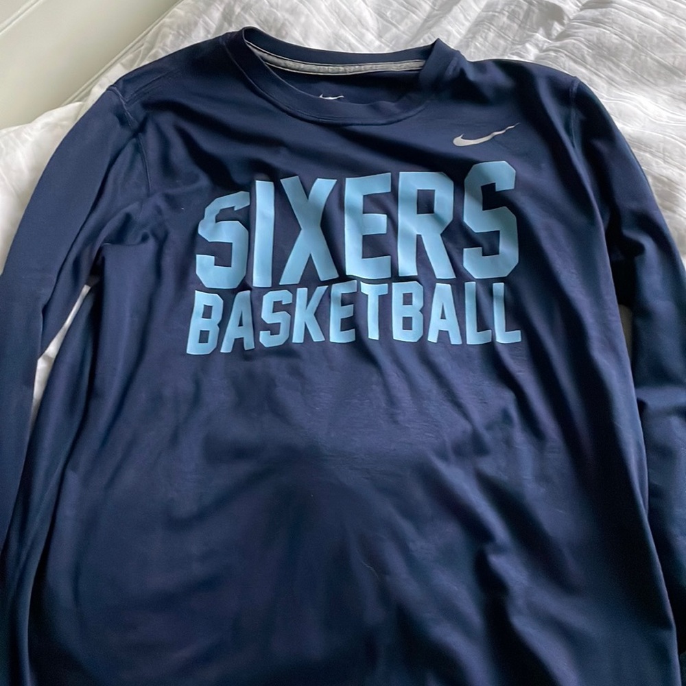 Nike dri fit material. Says Yourh XL but FITS LIKE A UNISEX MEDIUM.